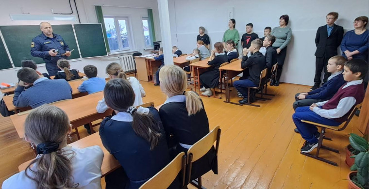 "Безопасные каникулы: в преддверии Нового года прошел единый урок безопасности для школьников".